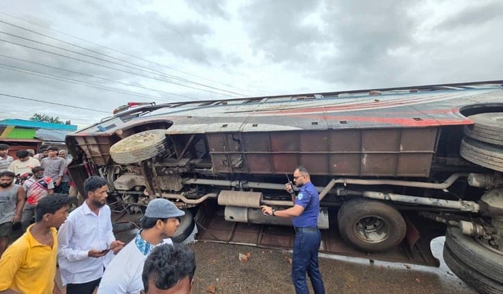 ফেনীতে বাসচাপায় স্কুলছাত্রী নিহত, আহত ৫ শিক্ষার্থী