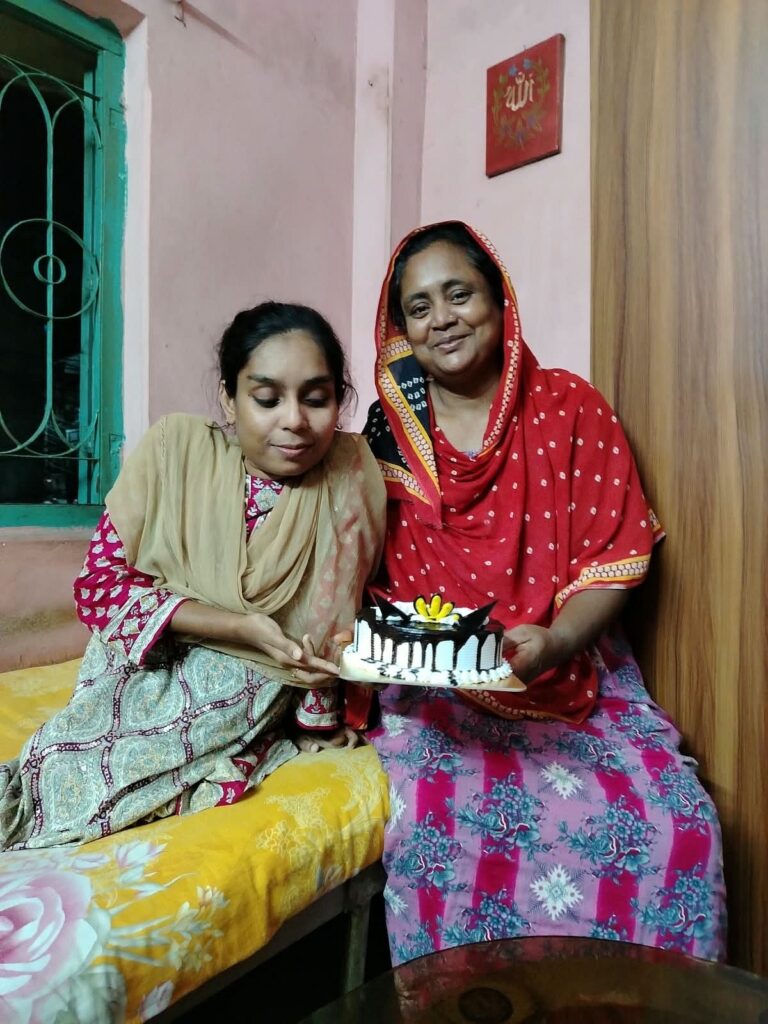 মায়ের হাত ধরে স্নাতকোত্তর জয় করলেন শারীরিক প্রতিবন্ধী রাজিয়া