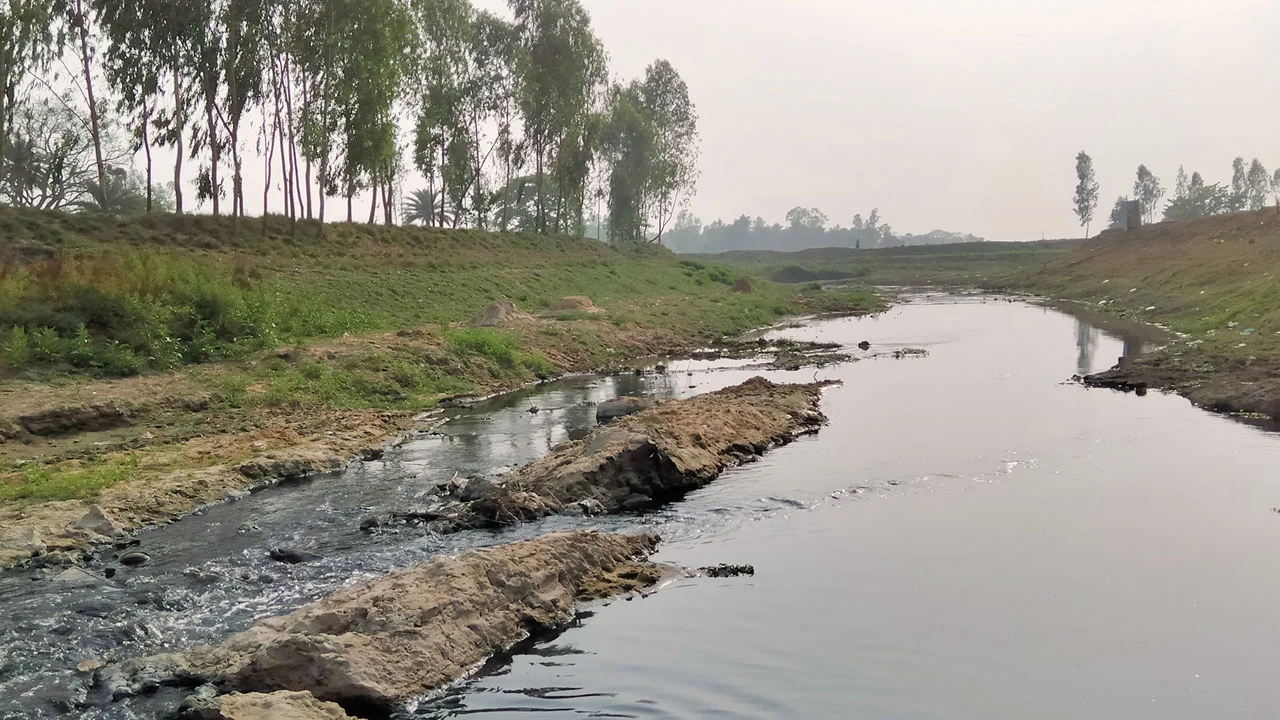 নাব্যতা ও শিল্পবর্জ্যের দূষণে মৃতপ্রায় হবিগঞ্জের সুতাং নদী