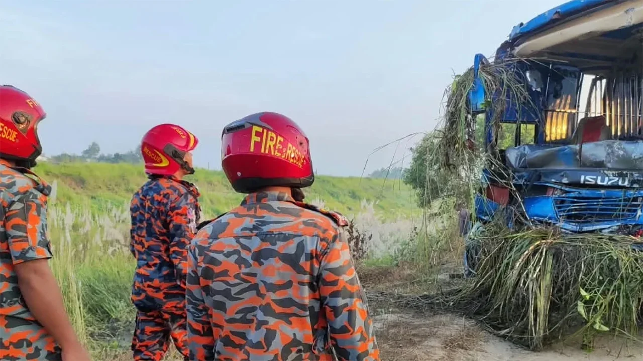 শ্রীনগরে এক্সপ্রেসওয়েতে বাস খাদে, নিহত ৩